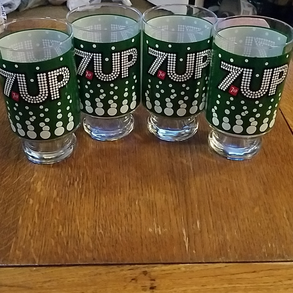Vintage 7UP pedestal glasses from 70s